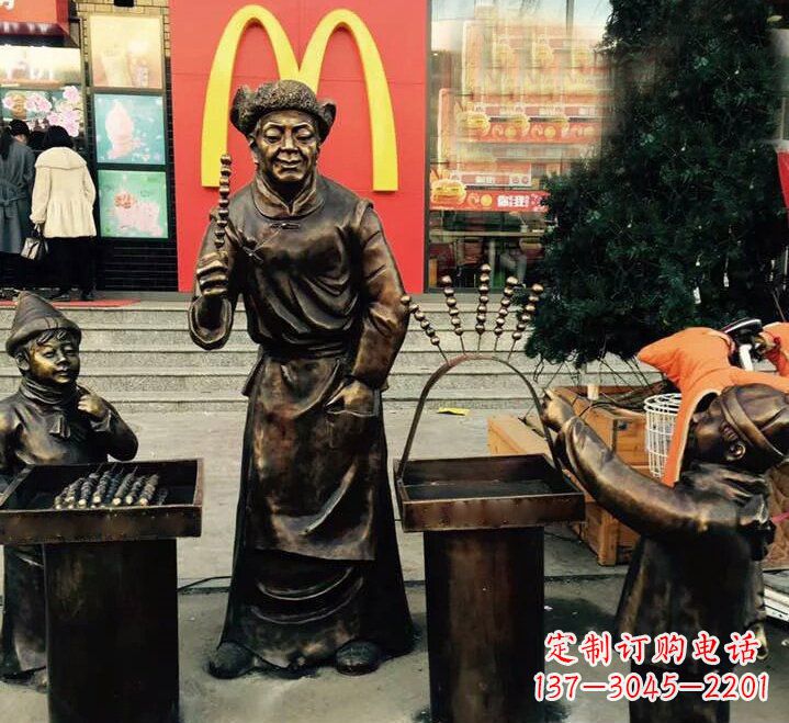 杭州步行街上的糖葫芦铜雕