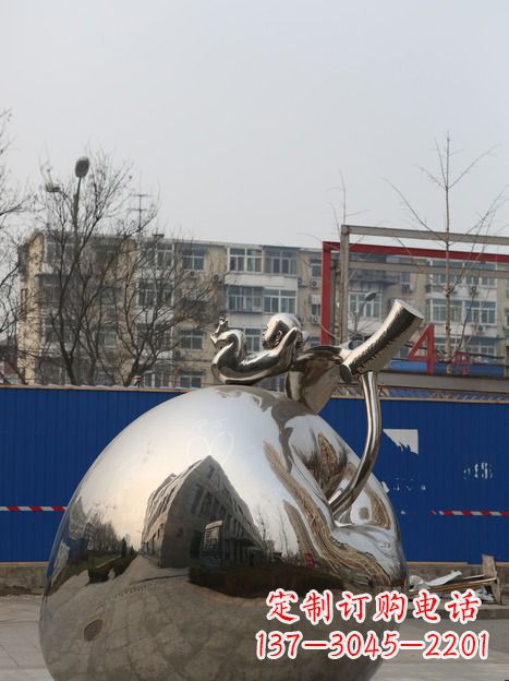 杭州城市中的苹果雕塑