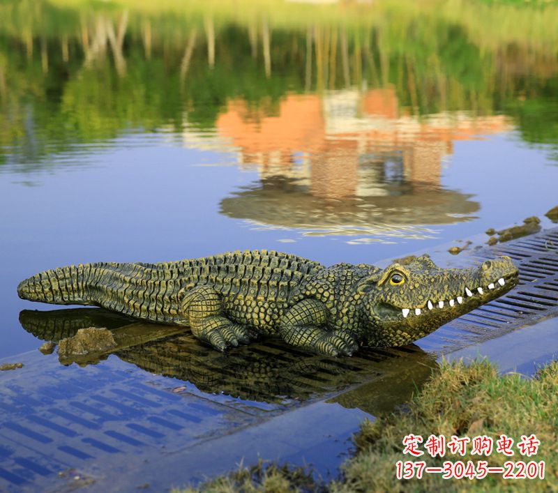 杭州池塘水池仿真大鳄鱼雕塑玻璃钢园林水景草丛动物摆件