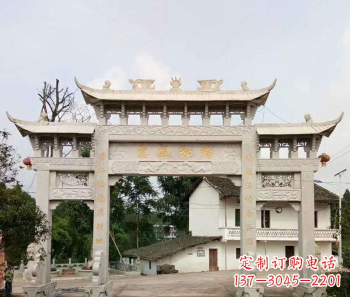 杭州村口三门石雕牌楼精美的雕塑杰作