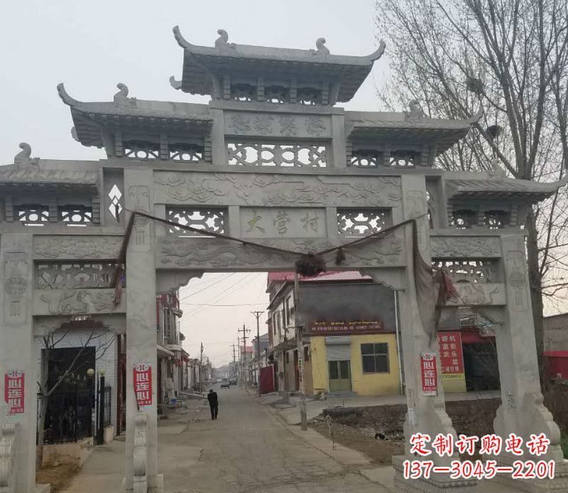 杭州村庄三门石牌坊石雕传承古老文化