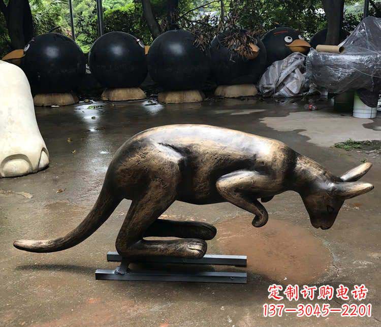 杭州公园袋鼠动物铜雕