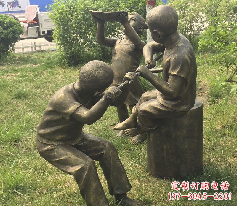 杭州公园玩水的儿童铜雕