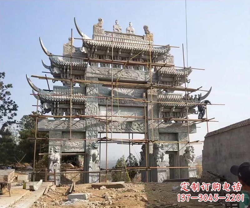 杭州石牌坊外东侧的龙凤雕塑