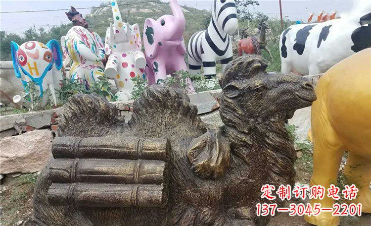 杭州卧着的骆驼动物铜雕 (2)