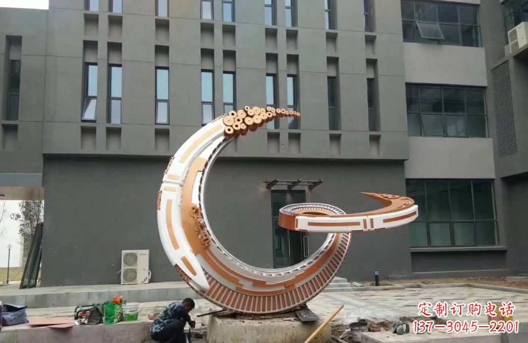 杭州小区抽象不锈钢月亮雕塑