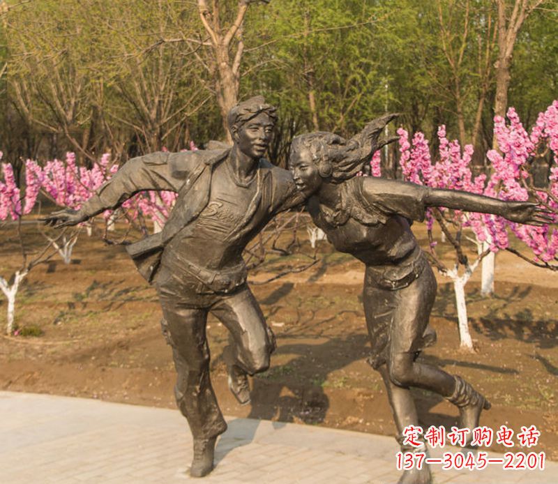 杭州游玩的情侣铜雕