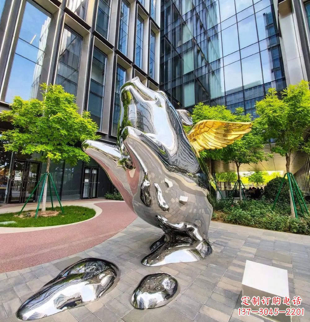 杭州猪雕塑-酒店门口一只带翅膀不锈钢镜面猪雕塑